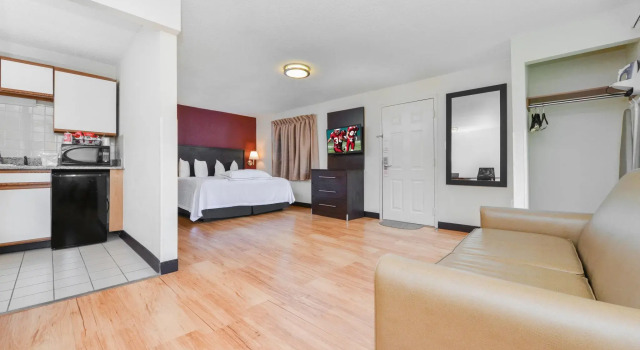 Номер Standard Red Roof Inn PLUS+ & Suites Guilford