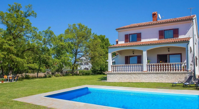 Lovely villa with a large garden, a private pool and panoramic view