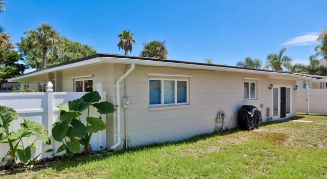 Beachside Snowbird Escape With Fenced Yard & Washer/dryer - Walk to Beach Access