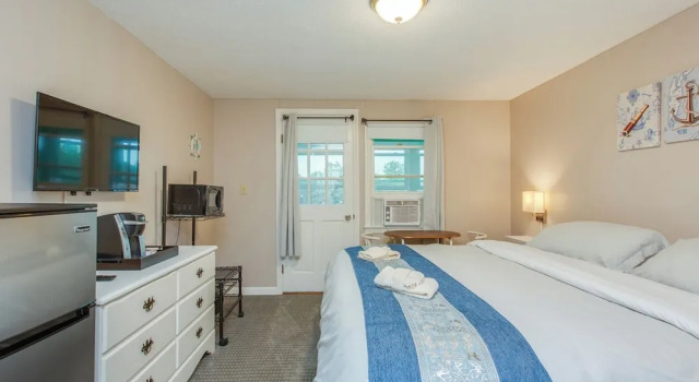 Двухместный номер Standard с балконом и с видом на озеро Lake Shore Farm Inn