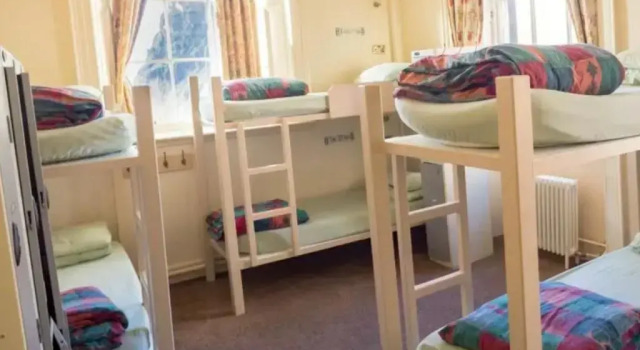 Кровать в общем номере Castle Rock Hostel