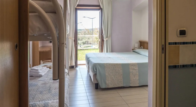 Четырёхместный номер Standard с балконом Hotel Cala Reale