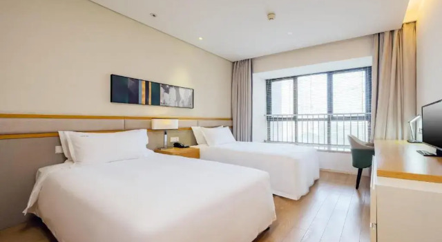 Двухместный номер Standard с балконом Holiday Inn & Suites Suzhou Yangcheng Lake by IHG