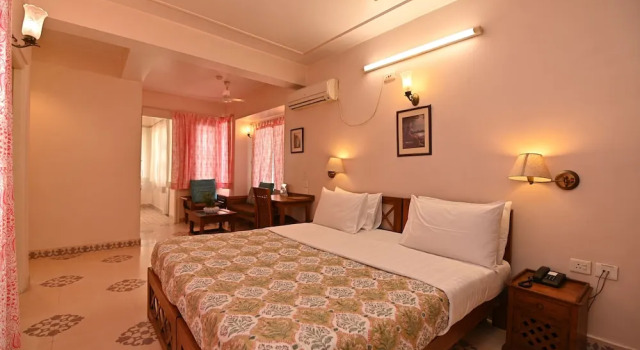 Люкс с балконом Om Niwas Suite Hotel