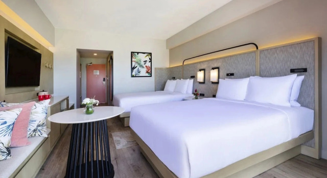 Четырёхместный номер Standard с балконом и с красивым видом из окна Crowne Plaza Resort Saipan
