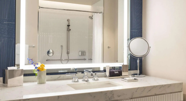 Четырёхместный номер Standard 106 Jefferson Huntsville, Curio Collection by Hilton
