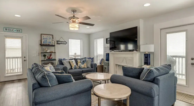 Strand Castle - Gulf Front! An Ideal Layout With Game Room, Small Private Pool, And Roof Top Crow's Nest! 4 Bedroom Home by RedAwning, Prenota Casa vacanze Hotel a Alabama con parcheggio, Parcheggio