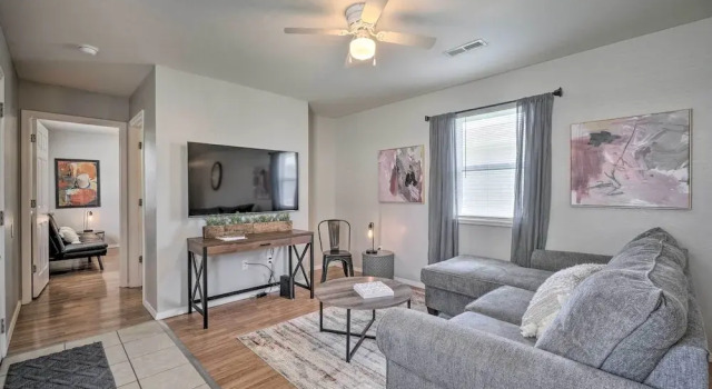 Коттедж Charming One-level Home w/ Deck, Walk to Dtwn