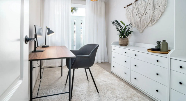 LNM17- Modern 1 bed flat, close to beach and port