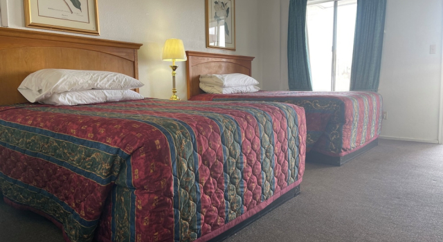 Четырёхместный номер Standard Цокольный этаж Economy Inn Motel