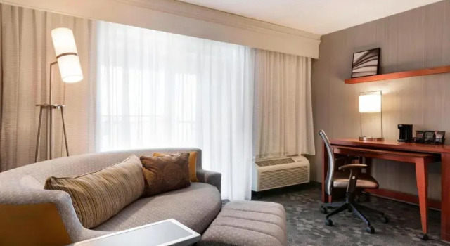 Номер Standard Courtyard Bloomington Normal