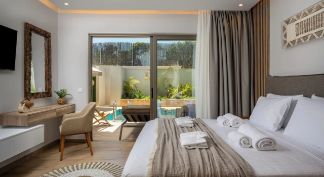 Люкс Luxury с балконом и с видом на бассейн Oasis Luxury Suites