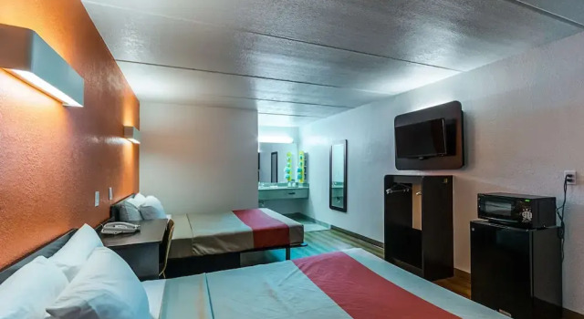 Четырёхместный номер Standard Motel 6 Cleveland, TX