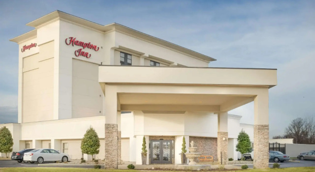 Кровать в общем номере Hampton Inn Terre Haute