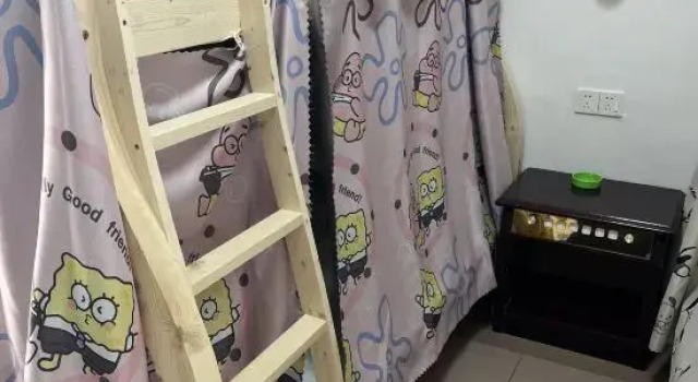 Кровать в общем номере (мужской номер) Maitreya Hongxiang Hotel (Honghe Water Town Giant Century Square Branch)