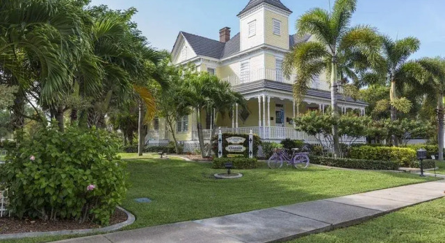 Коттедж с 3 комнатами Height Of Luxury In Bird Section Of Punta Gorda Isles 3 Bedroom Home