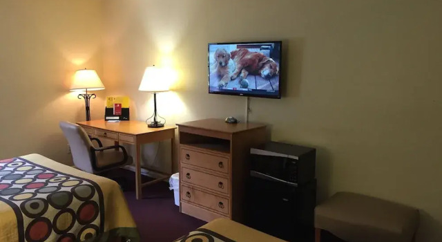 Super 8 Manning, Book Hotel Hoteller i Manning med parkering, Parkering