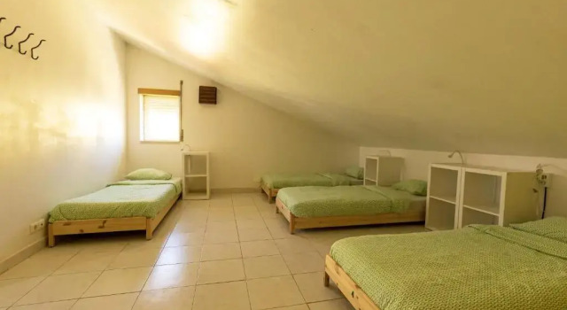 Кровать в общем номере Pineapple Surf House