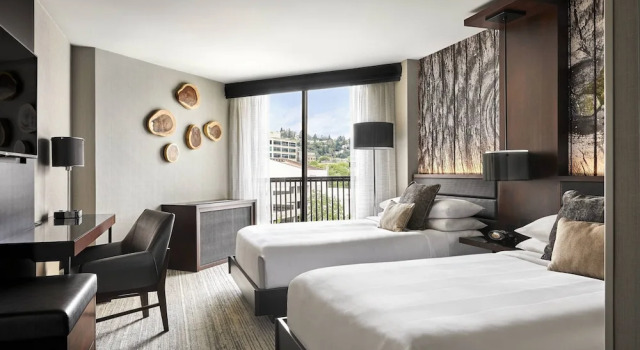 Четырёхместный номер Standard с видом на реку Portland Marriott Downtown Waterfront