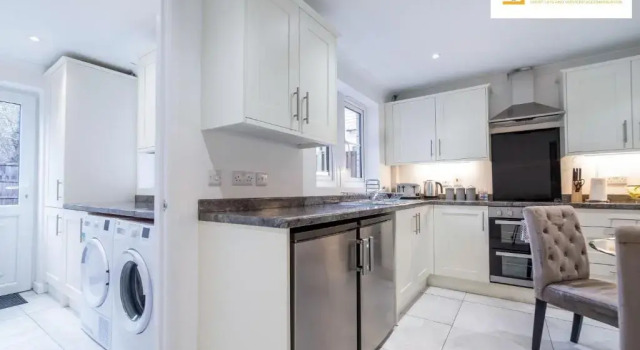 Коттедж LARGE 4bed with BT Sports inc FREE parking by Klarok Accommodation Ltd