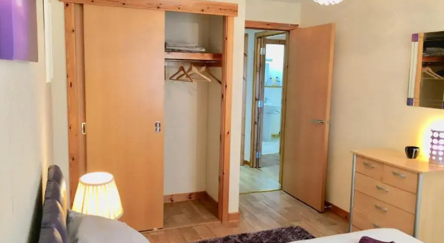 Azim and Suzis City Centre Apartment Inverness, Забронировать Апартаменты/квартира Отели Инвернесс с парковкой, рядом с Inverness Visit Scotland Information Centre, Парковка
