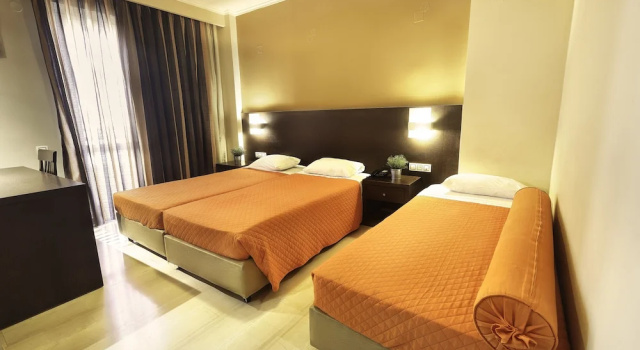 Трёхместный номер Standard с балконом Sofia Hotel
