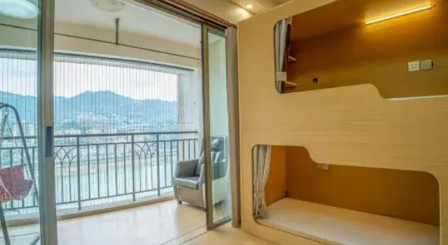 Кровать в общем номере (женский номер) с балконом Jiangyou Gaokong Riverview Youth Hostel B&B (Liberation Monument Hongya Cave Branch)