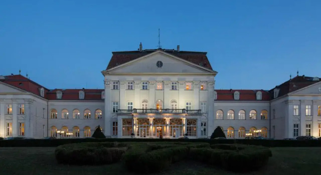 Кровать в общем номере Austria Trend Hotel Schloss Wilhelminenberg Wien
