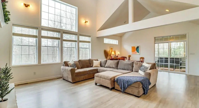 Screened Porch + Fire Pit: Spacious Pocono Retreat, Book Feriehus Pocono Pines Monroe County