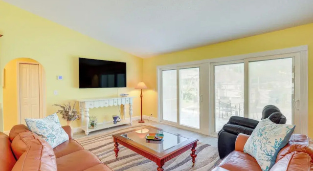 Waterfront Jacksonville Retreat w/ Boat Dock!, Book Feriehus Villaer i Florida, Villa