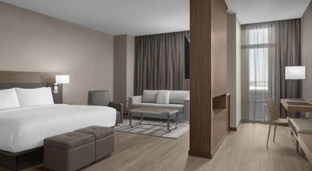 Номер Deluxe AC Hotel by Marriott Charlotte Ballantyne