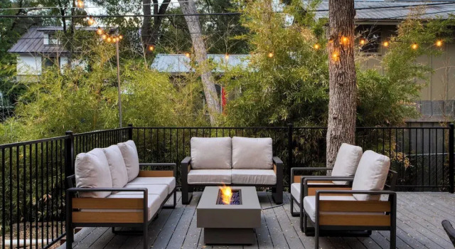 Коттедж Sleeps 18! Game Room, Deck w/ Firepit, 5bdr, Casita Cedar & Stone by Avantstay