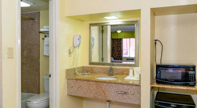 Четырёхместный номер Standard Park Inn by Radisson, Weldon - Roanoke Rapids