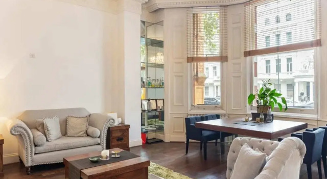 Stunning 2 Bed Apt, Sleeps 3 in Kensington, Забронировать Отель Отели Лондона 3 звезды, рядом с Здание «Мишлен Хауз», 3*