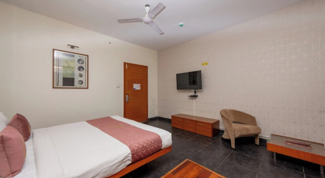 Люкс с балконом Astra Hotels & Suites - Marathalli