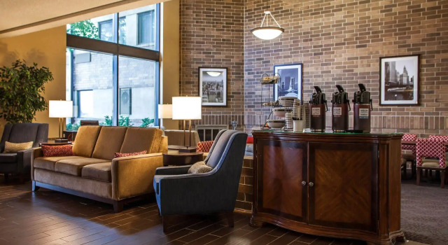 Holiday Inn Express Chicago-Arlington Heights, Varaa Hotelli Arlington Heights 