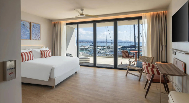 Номер Standard с балконом и с видом на сад Marina Bay Riviera Hotel, Curio Collection by Hilton