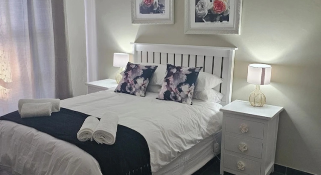 Апартаменты Deluxe Amberdale Estate Self Catering - Twin rooms with shared external bathroom and lounge