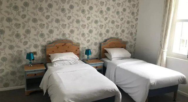 Двухместный номер Executive Three Queens Hotel