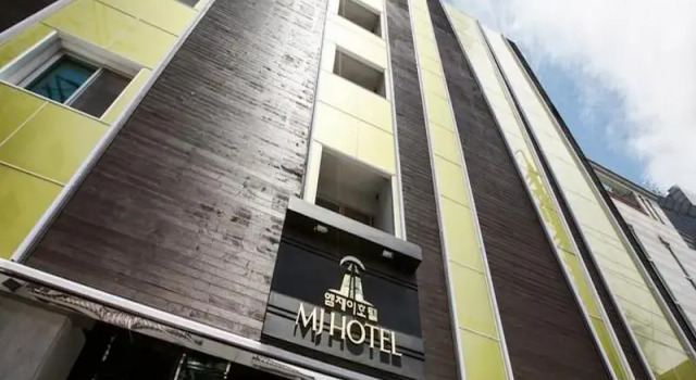 Кровать в общем номере MJ Hotel
