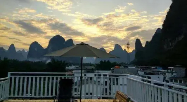 Holiday Lijing Inn