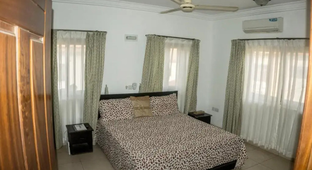 Sandpark Place, Book Hotel Hoteller i Greater Accra med parkering, Parkering