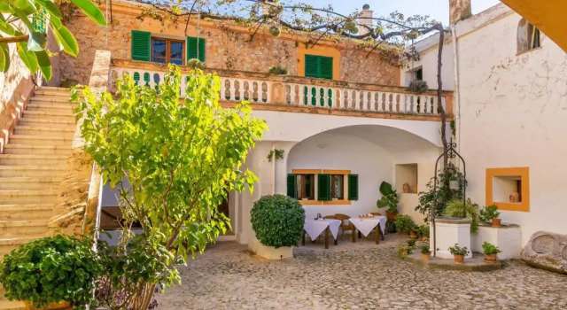 Historical house Mallorca pool wifi aircon/heat sleeps 12-14, Rezerwuj Hotel Hotele w Majorka z parkingiem, Parking