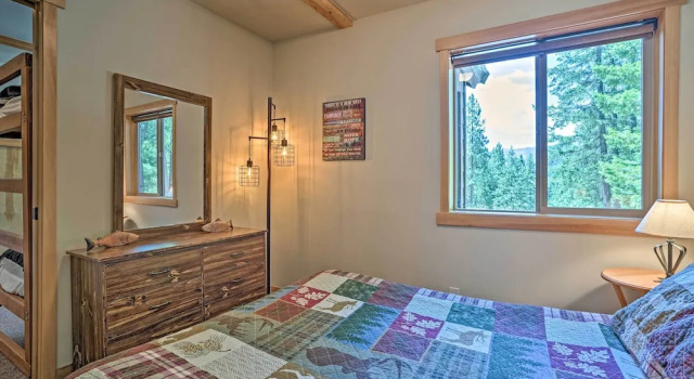 Коттедж Private Leavenworth Cabin w/ Mtn Views & Fire Pit