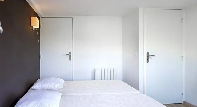 Кровать в общем номере с 2 комнатами SOWELL RESIDENCES Pierre Blanche