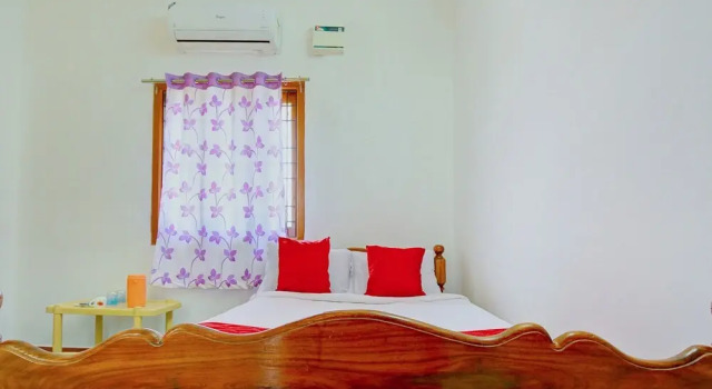 OYO 12136 Home Serene 1BHK Aurovile Beach, Rezerwuj Hotel Hotele w Manjakuppam z parkingiem, Parking