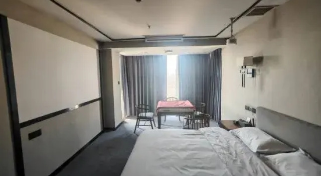 Люкс Deluxe Yicheng Zhilu Hotel (Luohe Stadium)