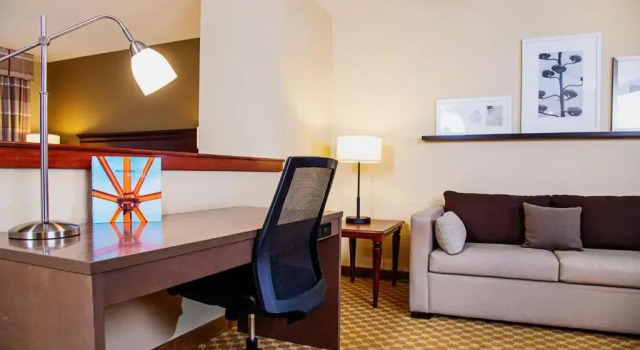 Люкс Country Inn & Suites by Radisson, Milwaukee West Brookfield , WI