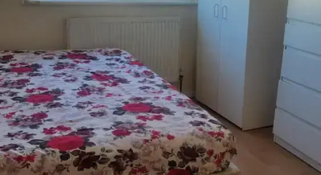 London Villa Retreat With 3 Bedrooms, Забронировать Вилла Коттеджи Лондона, рядом с Стадион «Вэлли», Коттедж