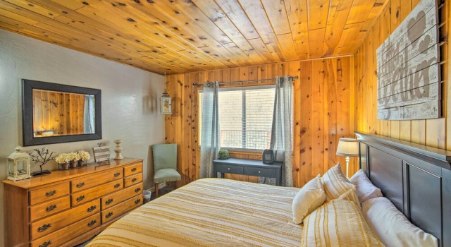 Коттедж с 2 комнатами Mountain Chalet in Big Bear City, 5 Mi to Lake!